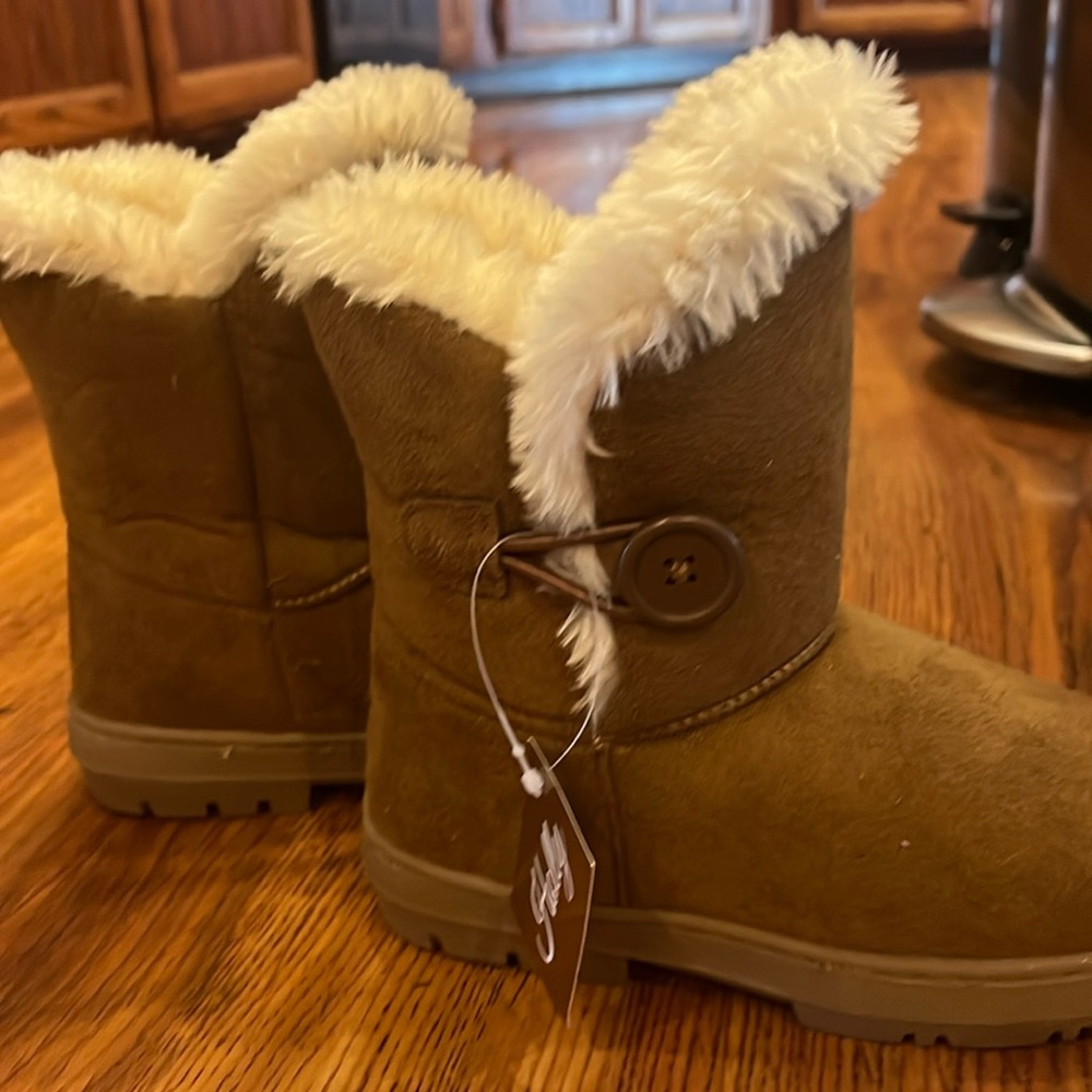 NWT brown Ugg like boots